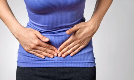 Đau vùng chậu: Ung thư buồng trứng. Vùng xương chậu chứa một số cơ quan sinh sản và tiết niệu như tử cung, buồng trứng và bàng quang. Một số phụ nữ quen với cơn đau vùng này trong chu kỳ kinh nguyệt, nhưng nó cũng có thể là dấu hiệu của ung thư buồng trứng.