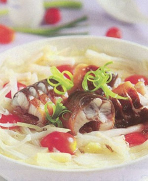  Cây bồn bồn nấu canh chua. Dưa bồn bồn có thể biến tấu thành những món ăn với cơm nóng không chê vào đâu được. Khác với các loại dưa khác, dưa bồn bồn càng nấu thì vị chua của dưa càng mất đi và vị chua không hề gắt.