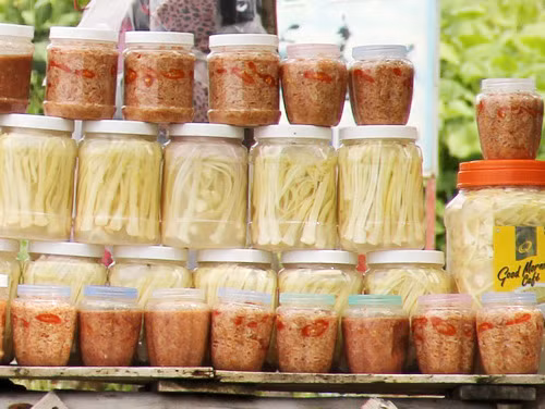 Đặc biệt ở món dưa bồn bồn muối này là nước dùng để muối được pha từ đường và nước vo gạo. Vì thế mà dưa có màu trắng rất đẹp chứ không vàng sậm như dưa cải muối.