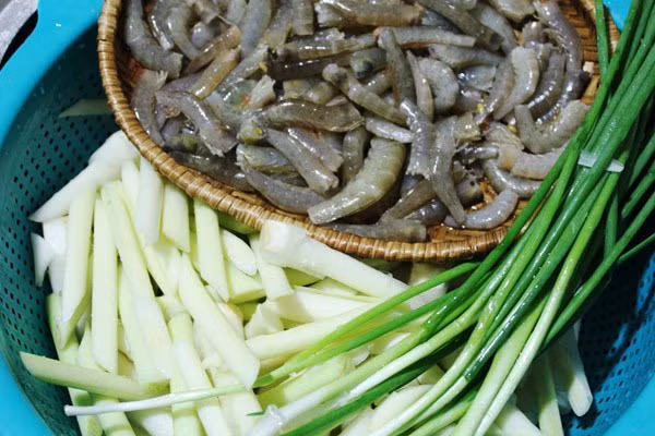 Bồn bồn xào tép. Bồn bồn được bóc lấy lõi non và tép đất cũng được bóc vỏ. Bắc chảo lên bếp, phi tỏi mỡ cho thơm, sau đó cho tép và bồn bồn vào cùng một lúc, vì hai loại nguyên liệu này có thời gian chín bằng nhau.