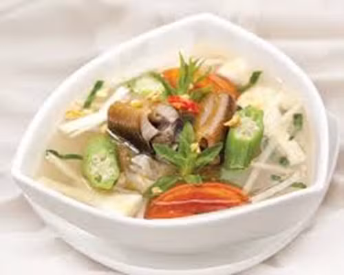 Đã từng ăn canh chua cá bông lau, cá ba sa, cá dứa nấu với me tươi hoặc me muối, ta đã không thể không buột miệng khen ngon. Thì khi các loại cá này được nấu với bồn bồn, dứt khoát nồi canh chua đó sẽ trở thành nỗi nhớ mãi mãi cho những ai đã từng ăn.