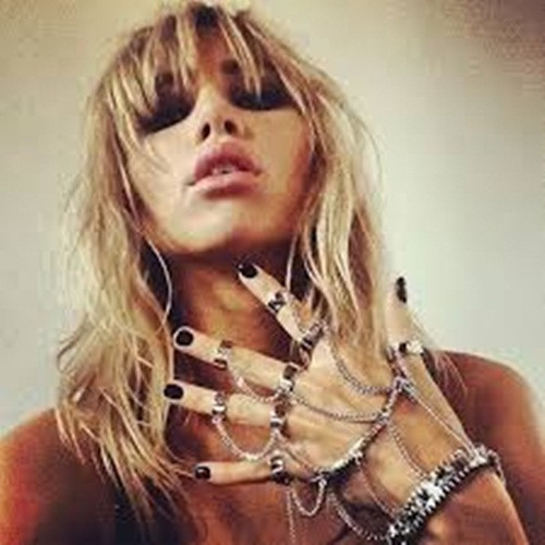 Mang nhiều phụ kiện. Có thể bạn đã có một bộ sưu tập phụ kiên tích trữ trong những năm qua nhưng bạn thật sự cần phụ kiện tinh tế và phù hợp chứ không phải những món phụ kiện rườm rà như thủa còn trẻ.