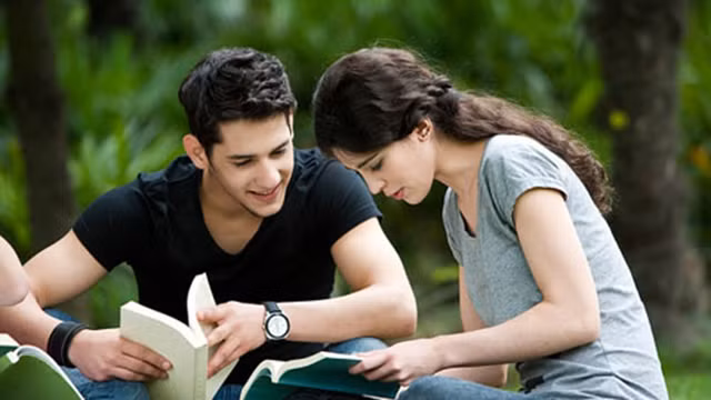 2.Bình tĩnh suy nghĩ cho dù đó là tình yêu thật sự. Ngay từ cái nhìn đầu tiên, nhịp đập trái tim thôi thúc thì ắt hẳn đó là tình yêu rất đẹp. Nhưng chúng ta phải hiểu rằng, người khiến bạn rung động chưa chắc là người bạn yêu thực sự. Cần phải thời gian tiếp xúc lâu dần mới có thể chứng minh đó là tình yêu vĩnh cửu hay không. 