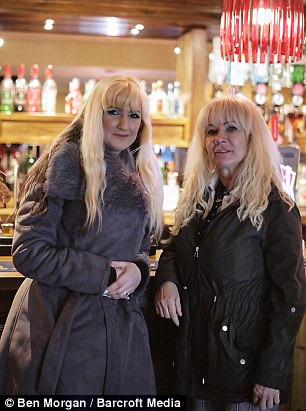 “Lần đầu tiên nhìn thấy mẹ từ cuộc phẫu thuật trở về, tôi đã thực sự sốc và không hiểu tại sao một người mẹ lại muốn giống con gái mình như vậy”.