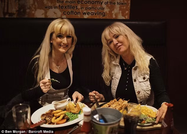 Bà Janet Horrocks, từ Burnley, Lancashire đã phải chịu đựng các ca phẫu thuật thẩm mỹ đau đớn và đổ vào đến 40.000 £ (1,3 tỷ) để trông giống với đứa con gái 35 tuổi của mình.