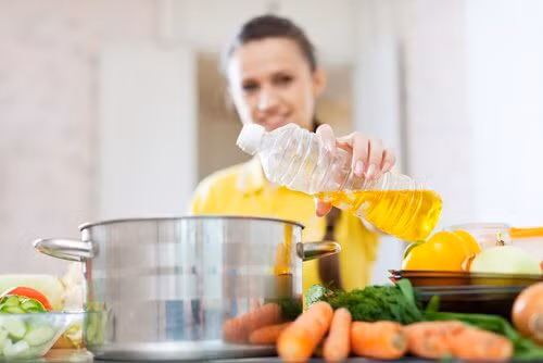 Rất nhiều người nghĩ rằng, cứ là dầu thực vật thì sẽ tốt cho sức khỏe. Thế nhưng, một số loại đã được chứng minh ngược lại điều đó. Dầu chỉ tốt khi nó được cấu tạo bởi các chất béo không bão hòa.