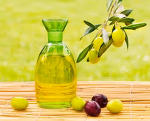 Dầu ô liu. Đây là loại dầu ăn lành mạnh nhất. Nó từ lâu đã được xem là thành phần cơ bản trong chế độ ăn Địa Trung Hải và là chất béo không bão hòa đơn có lợi ích tuyệt vời cho sức khỏe tim mạch.