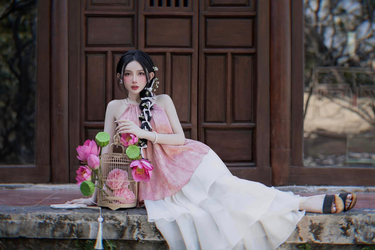 Mới đây, bà chủ 9x đã bắt kịp trend ảnh tết bằng 2 bộ ảnh khác nhau, tất cả đều nhằm khoe từng đường cong trên cơ thể, đường nét gợi cảm của khuôn mặt.