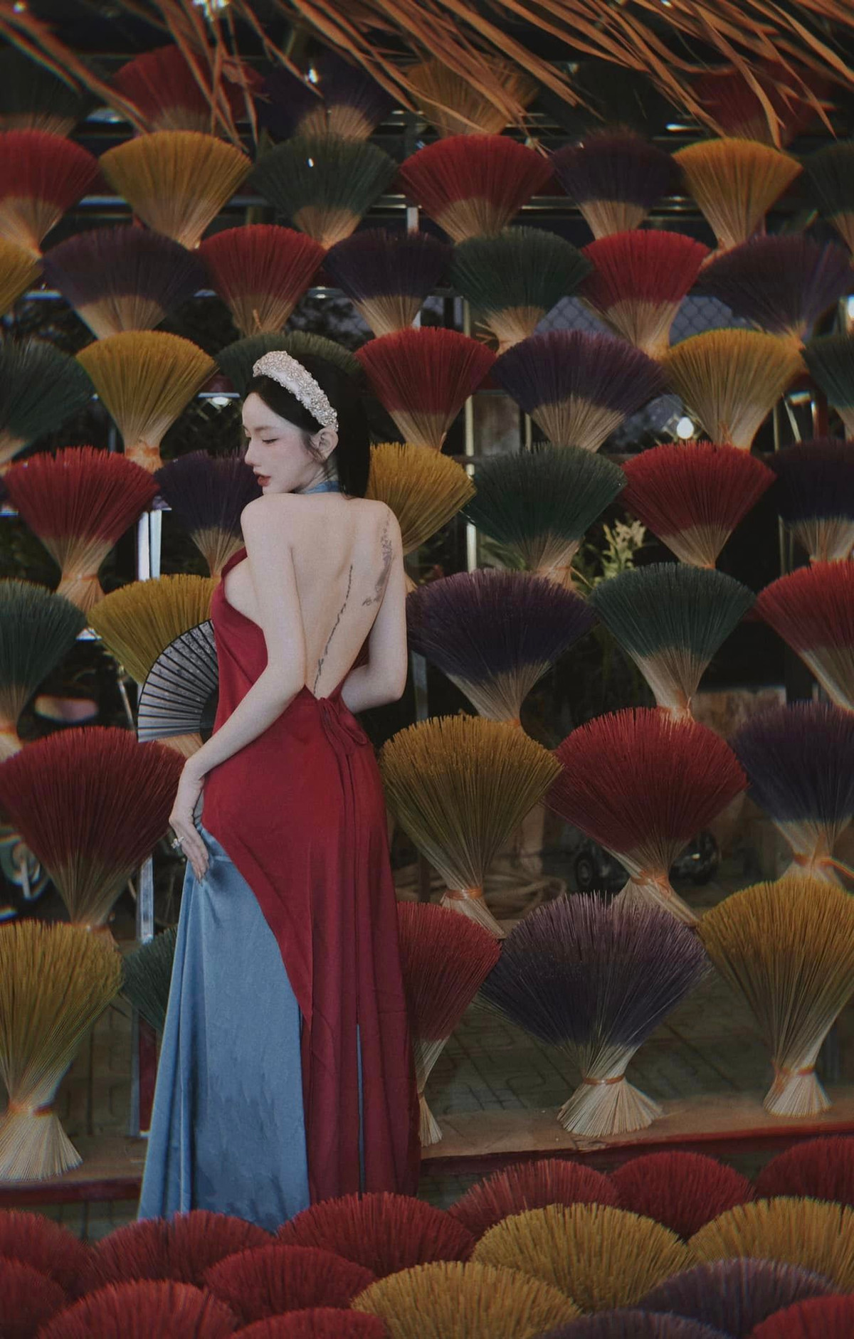 Trang phục trong bộ ảnh chụp tại làng hương, Kim Linh chọn được biết là áo yếm cách điệu, khoe toàn bộ lưng trần. Mặt khác trang phục này làm tôn lên vẻ đẹp vòng 1 gợi cảm.