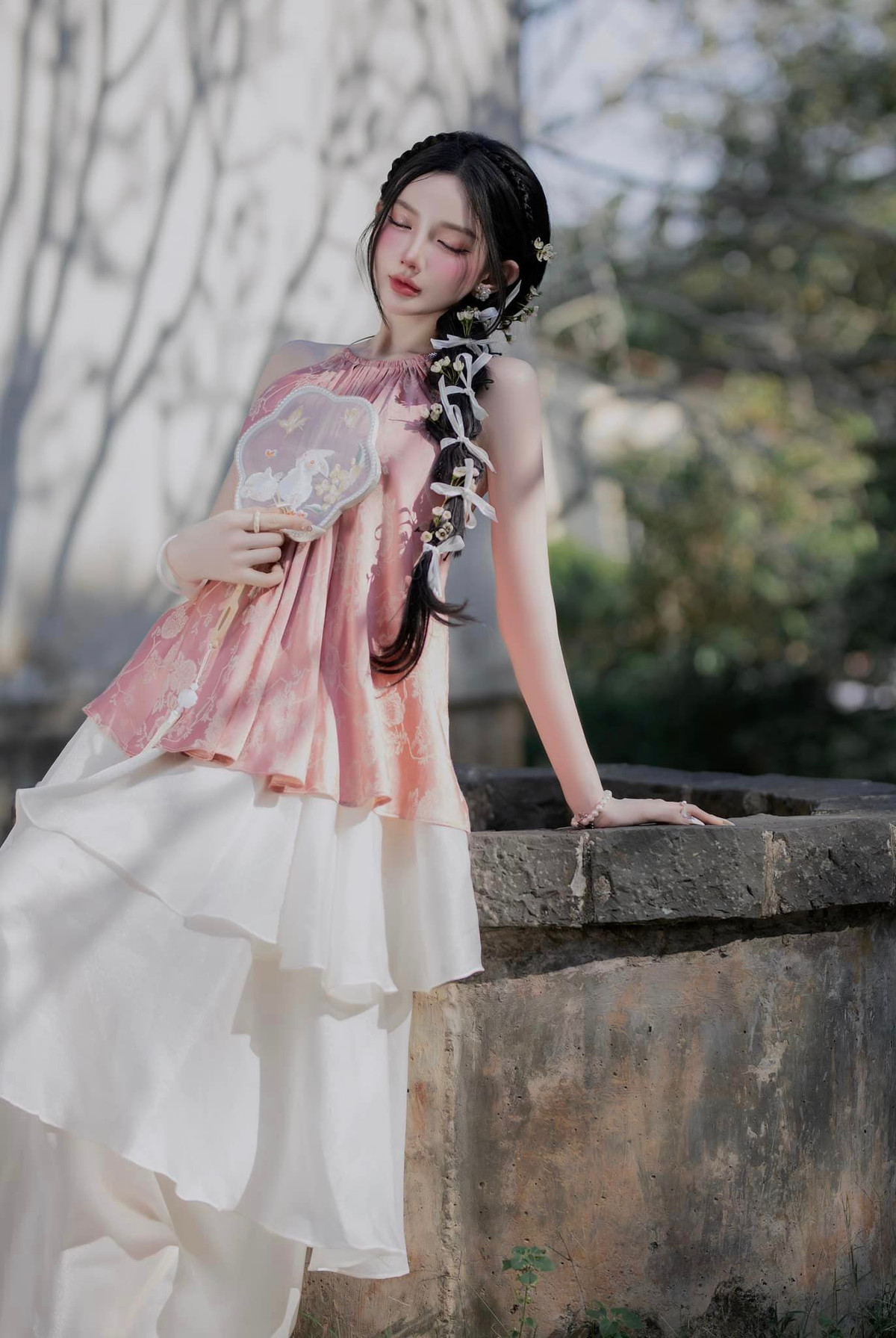 Dù kinh doanh trang phục cổ trang nhưng điều thực sự làm cộng đồng mạng phát cuồng Kim Linh là bởi cách cô nàng makeup lẫn thần thái trong mỗi bức hình.