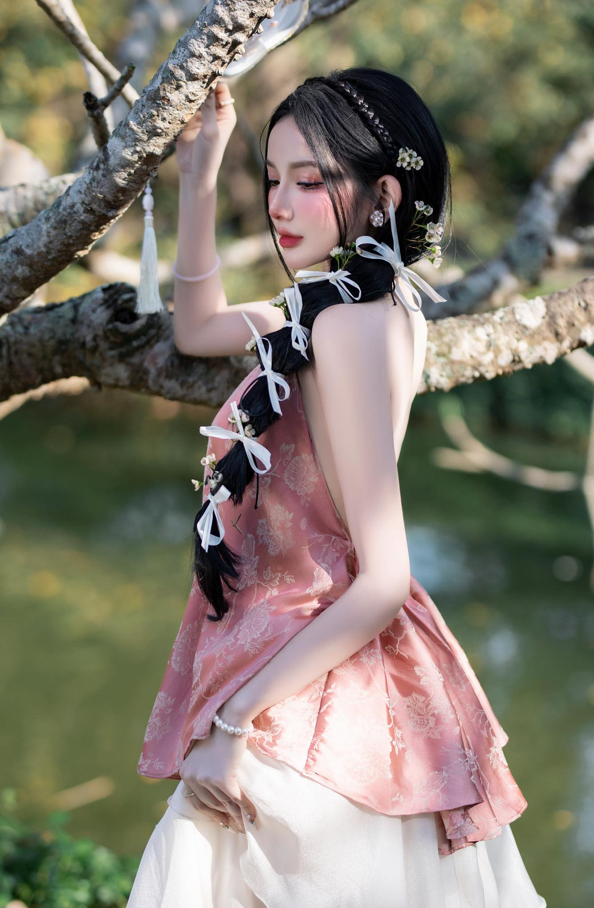 Kim Linh luôn xuất hiện với nhan sắc chuẩn các tiểu thư vừa thanh khiết và gợi cảm.