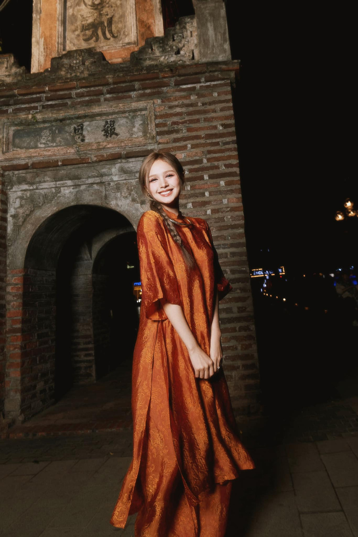 Dáng dấp vạn người mê của Xoài Non được dân mạng ca ngợi. Một số người cho rằng bộ áo dài được "hưởng sái" của nàng hot girl trở nên nổi bật hơn.