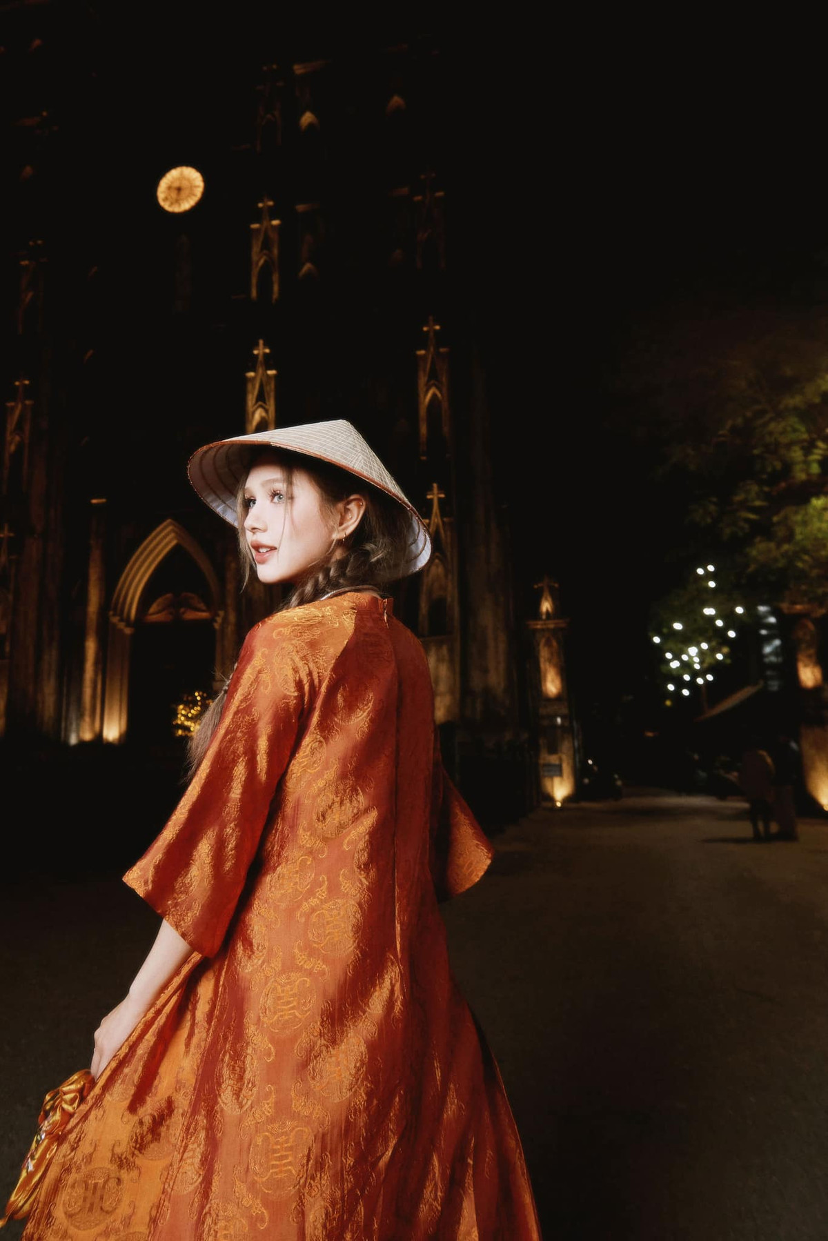 Hay là sự pha trộn giữa đông tây, kim cổ cũng là một điểm nhấn kỳ diệu trong sắc màu mới mà Xoài Non muốn mang đến. Ảnh chụp tại Nhà thờ lớn.