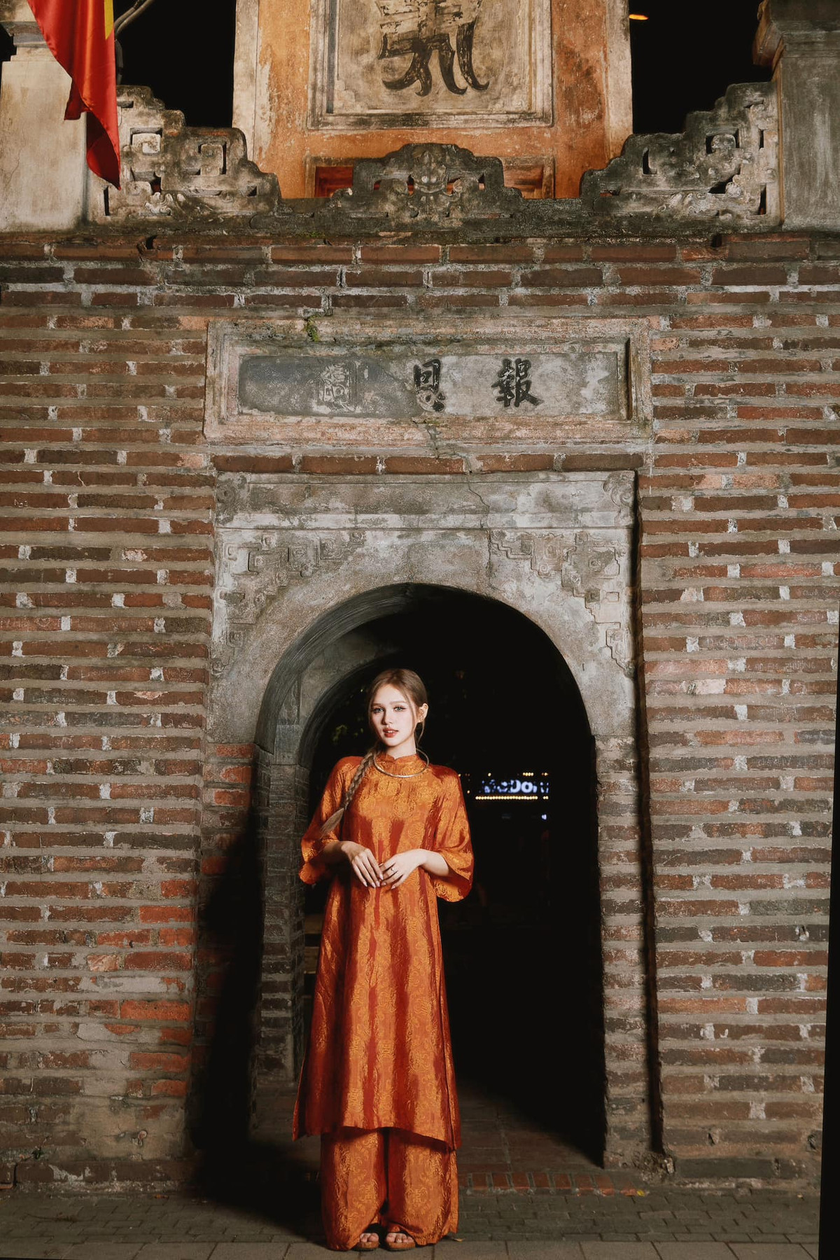 Ảnh chụp tại tháp Hòa Phong - Hồ Gươm. Trong trang phục này Xoài Non như xuyên không về quá khứ.