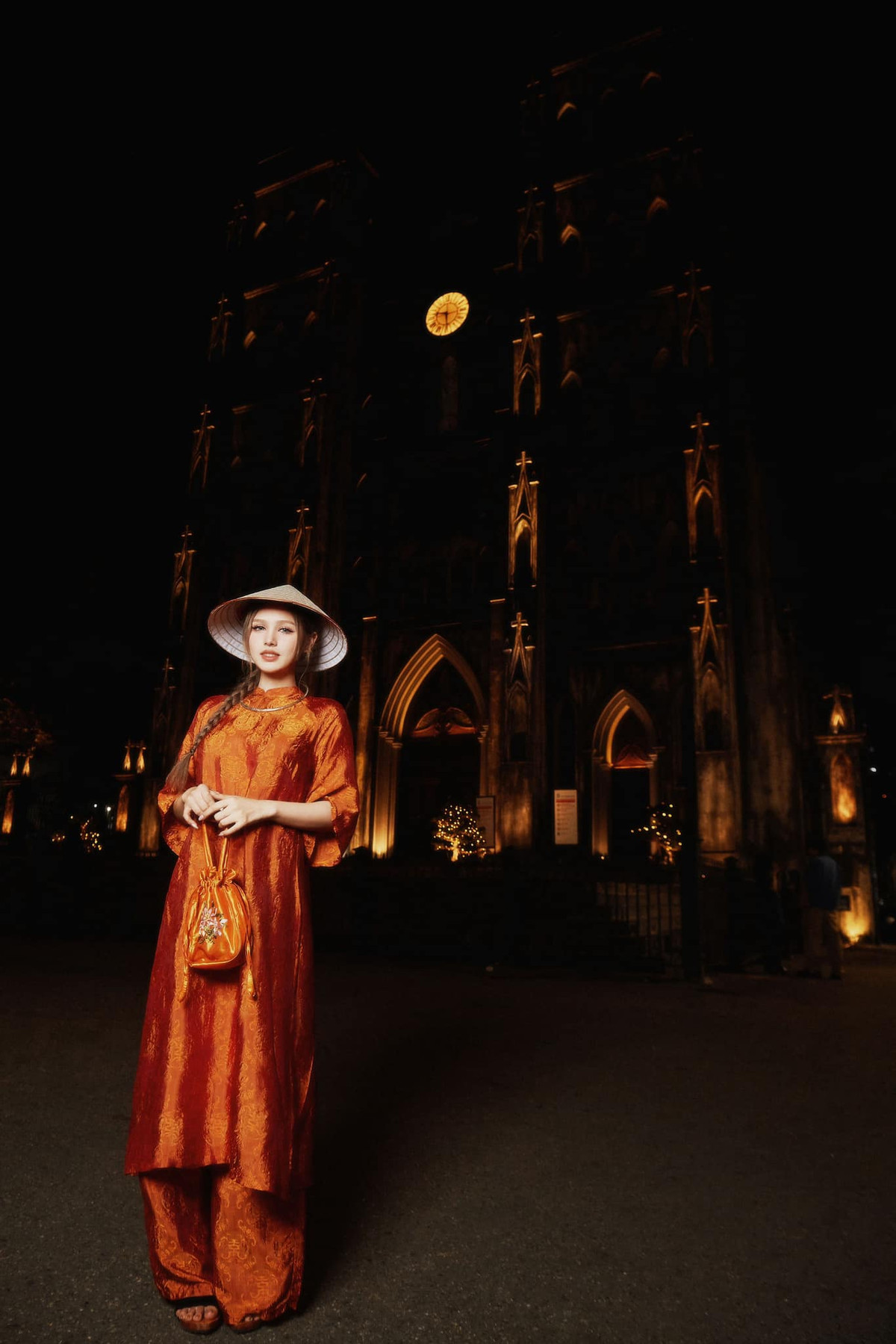 Với bộ áo dài mới mang tone màu cam ấm, Xoài Non trong ảnh toát lên sự nhã nhặn, mặn mà và trầm ổn.