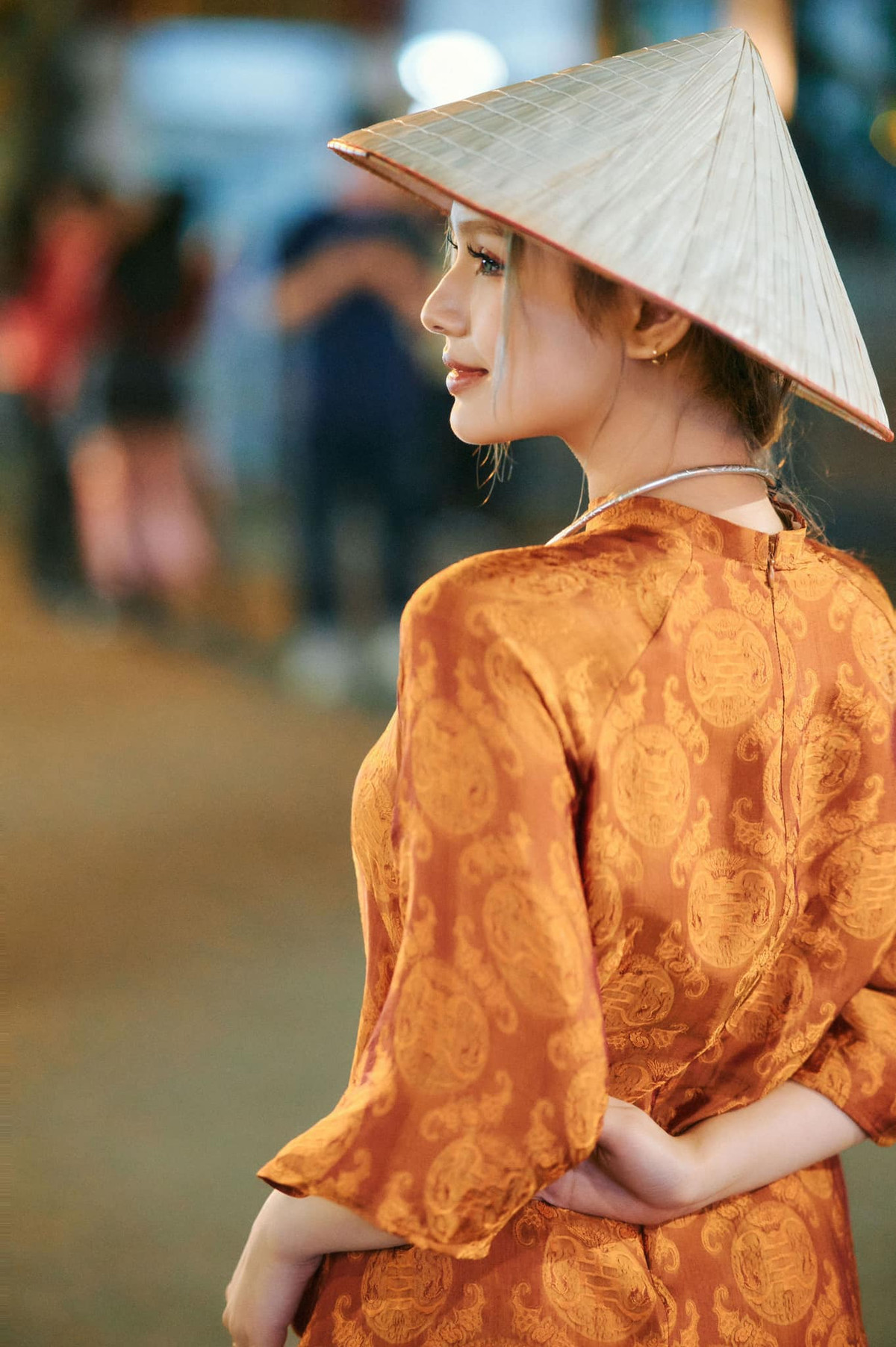 Xoài Non được biết đến như một tín đồ của áo dài. Cô thường xuyên khoe các thiết kế áo dài từ cổ truyền đến cách tân trên mạng xã hội.