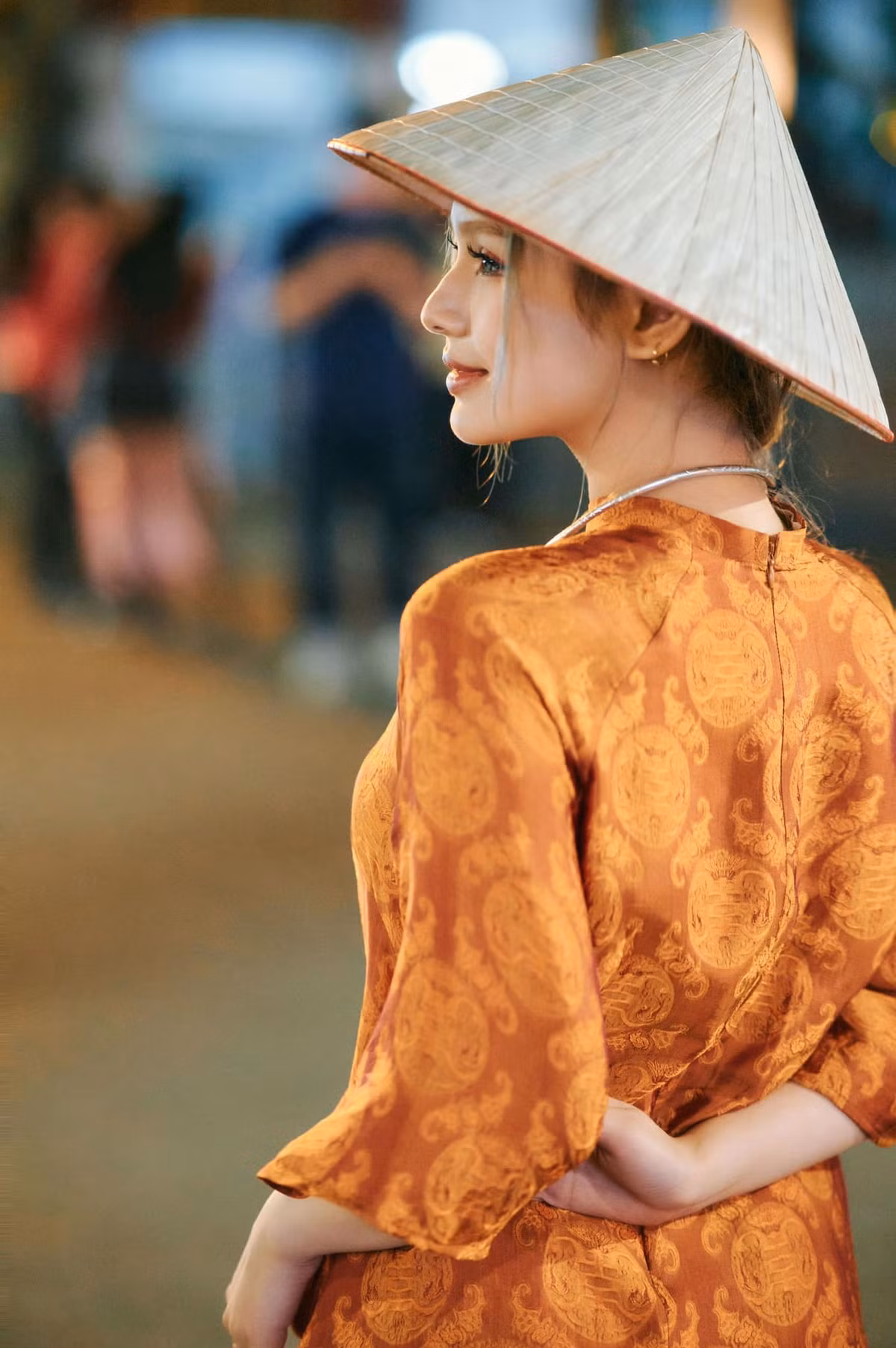 Xoài Non được biết đến như một tín đồ của áo dài. Cô thường xuyên khoe các thiết kế áo dài từ cổ truyền đến cách tân trên mạng xã hội.