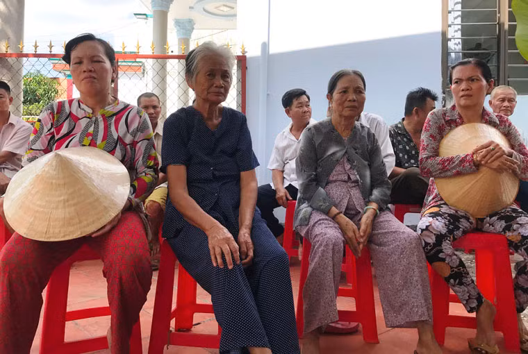 Ông Nguyễn Thanh Thoản, Chủ tịch UBND xã Nhơn Đức thông tin đến người dân về diễn biến nguy hiểm của tình trạng sụt lún, có nguy cơ sạt lở bất cứ lúc nào.