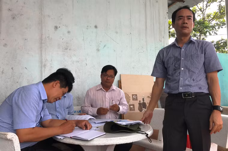 Chiều cùng ngày, ngay tại hiện trường vụ sụt lún, Phó Giáo sư, tiến sĩ Tô Văn Thanh, Phó Viện trưởng Viện KHTLMN đã thông tin ban đầu với những người dân sống tại khu vực về nguyên nhân ban đầu của sự cố. Theo đó, qua công tác kiểm tra, phát hiện tại khu vực lún nứt mặt đường bêtông nhựa có hố xói sâu, thậm chí hố xói này còn sâu hơn luồng chính.