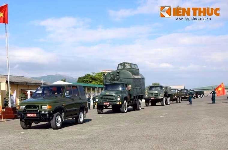 Khối hậu cần kĩ thuật diễu duyệt đội ngũ.