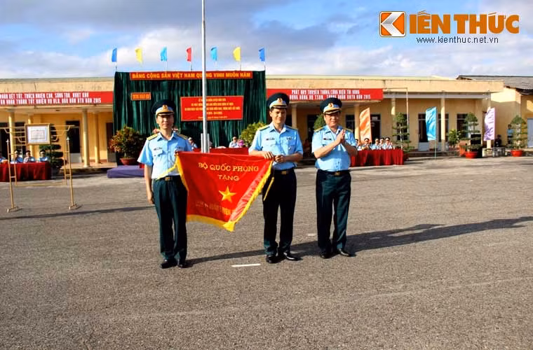 Năm 2014, thực hiện phương châm huấn luyện: “Cơ bản, thiết thực, vững chắc, an toàn, tiết kiệm”; trung đoàn 920 đã tập trung bám sát nhiệm vụ, đẩy mạnh phương pháp dạy học tích cực, phát huy sáng kiến cải tiến kỹ thuật và ứng dụng có hiệu quả hệ thống công nghệ thông tin, công nghệ mô phỏng vào chỉ huy, quản lý điều hành huấn luyện. Trong ảnh, đón nhận cờ thưởng “ Đơn vị huấn luyện giỏi năm 2014” của Bộ Quốc phòng.