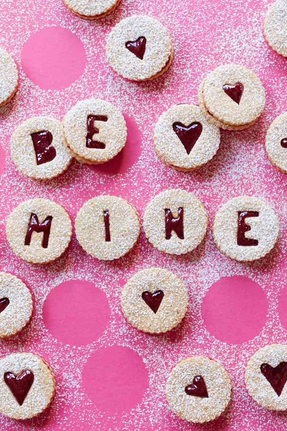 Những chiếc bánh quy ngọt ngào Linzer Torte có lẽ sẽ là món quà tuyệt vời hơn những bó hoa trong ngày Lễ Tình nhân. Ảnh: WD.