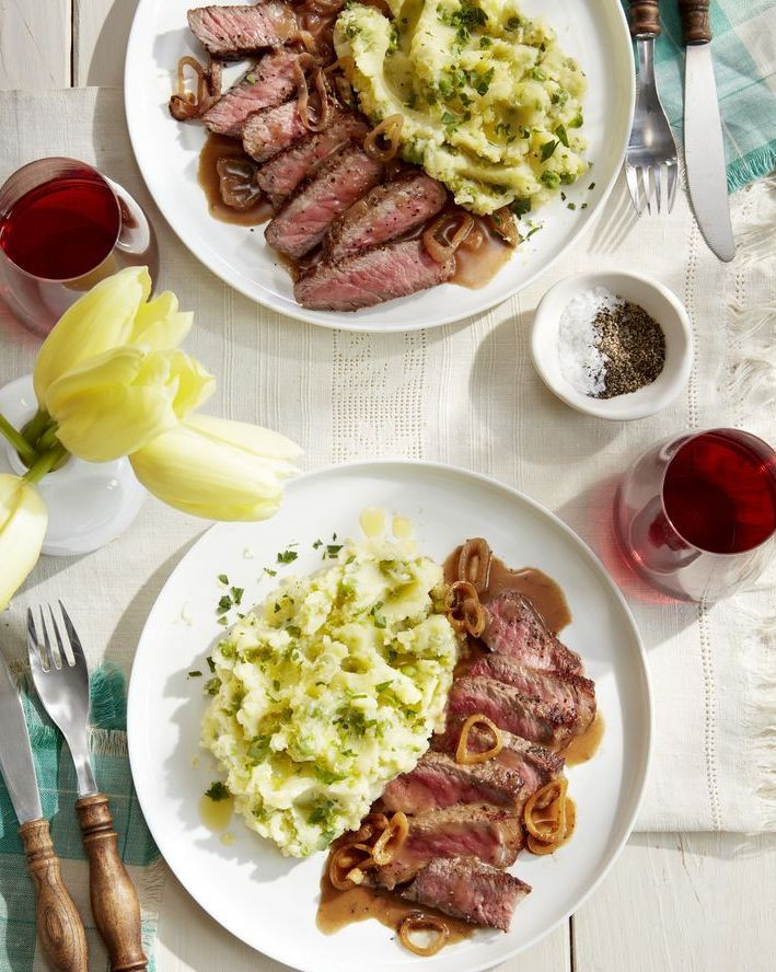 Món bít tết ăn kèm khoai tây cho bữa tối lãng mạn. Ảnh: WD.