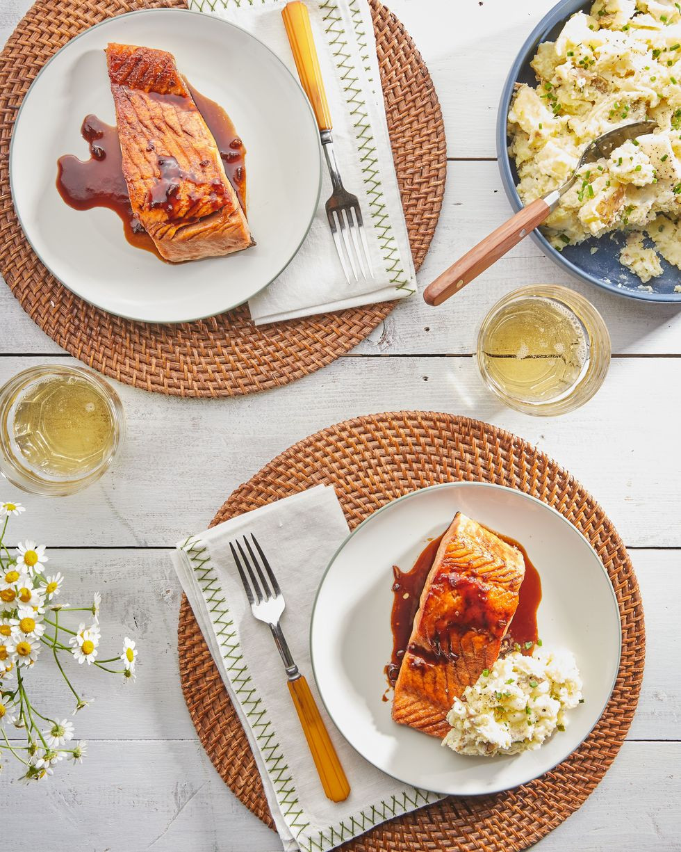 Chỉ mất khoảng 15 phút là bạn có thể hoàn thành món cá hồi sốt mật ong ăn kèm khoai tây dành riêng cho hai người. Ảnh: WD.