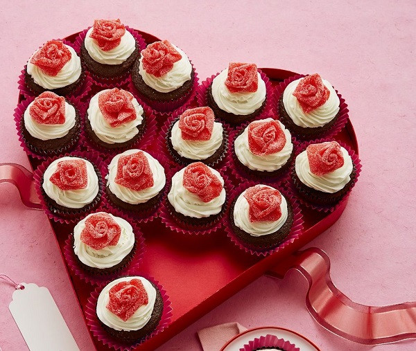 Bánh cupcake hình hoa hồng này sẽ là món quà tuyệt vời giúp các nàng "đốn tim" người yêu trong ngày Valentine. Ảnh: WD.