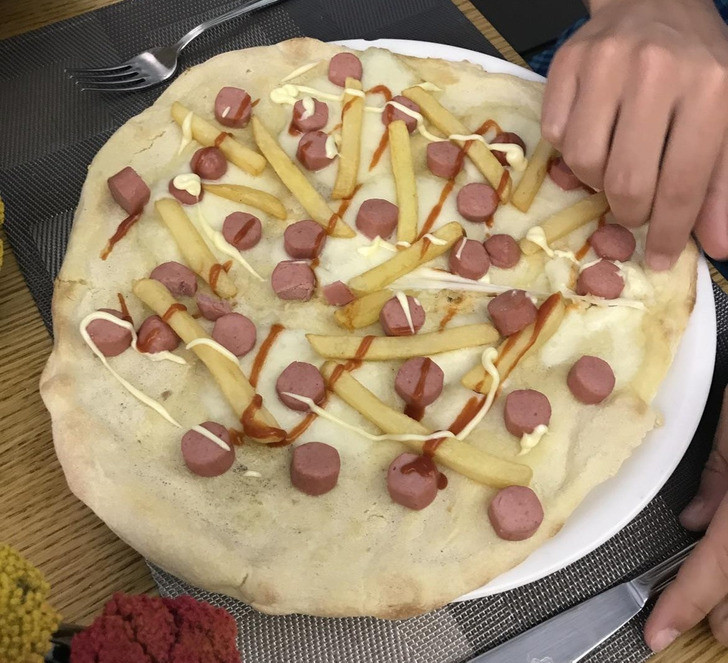 "Em trai tôi mua chiếc bánh pizza này ở Rome, Italy", người đăng bức hình chú thích.