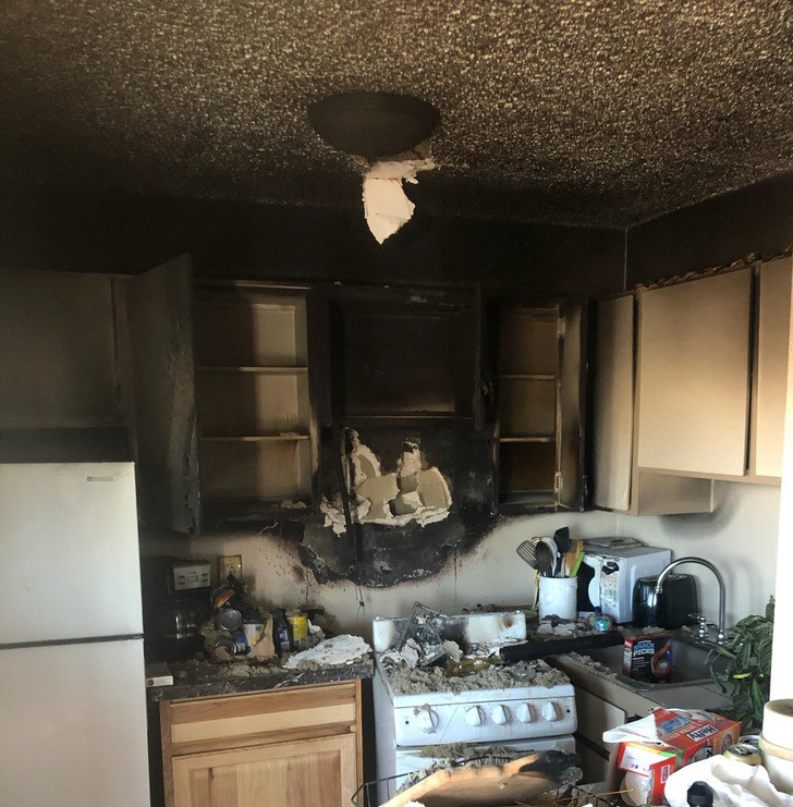 "Căn hộ mới của bạn tôi một ngày sau khi cô ấy chuyển đến". Một bức ảnh khác cho thấy "đời không như là mơ".