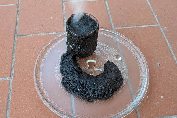 "Lọ Nutella mới mà bạn gái tôi thử hâm nóng trong lò vi sóng và kết quả", người đăng bức ảnh viết. Đây là một trong những khoảnh khắc "đời không như là mơ", cho thấy thực tế thường khác xa những gì bạn nghĩ. (Nguồn ảnh: Bright Side)