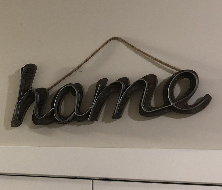 "Chúng tôi cứ nghĩ đây là chữ 'home' (nhà) trong suốt 7 năm. Một người bạn ghé thăm và chỉ ra đây thực ra là chữ 'hame".