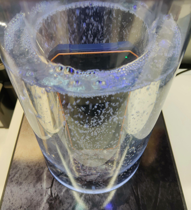 "Chiếc điện thoại được quảng cáo là không thấm nước, thực tế là nó không ở dưới nước", người đăng bức ảnh viết.