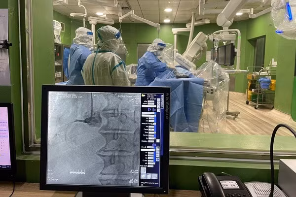 Cuu thanh cong cu ong 78 tuoi mac COVID-19 bi nhoi mau co tim cap