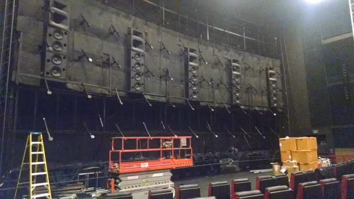 Đây là bức ảnh chụp phía sau màn chiếu trong rạp chiếu phim.