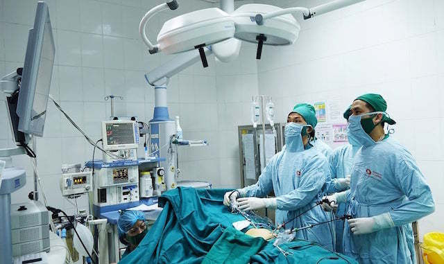 Be 8 tuoi thung ruot do nuot phai vat dung nha nao cung co-Hinh-2