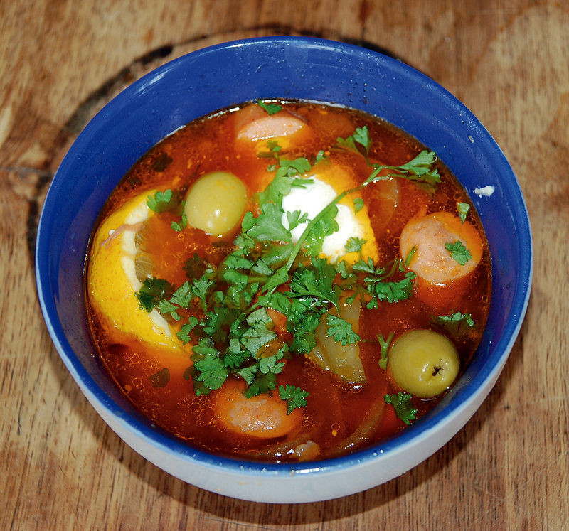 Món súp Solyanka là sự kết hợp của thịt bò, thịt lợn và đôi khi là thịt gà, mang đến cho món ăn này hương vị đặc biệt. Một số thành phần khác gồm dưa chuột ngâm, oliu, hành tây, cà chua, mùi, thì là,...Ảnh: Wikipedia.