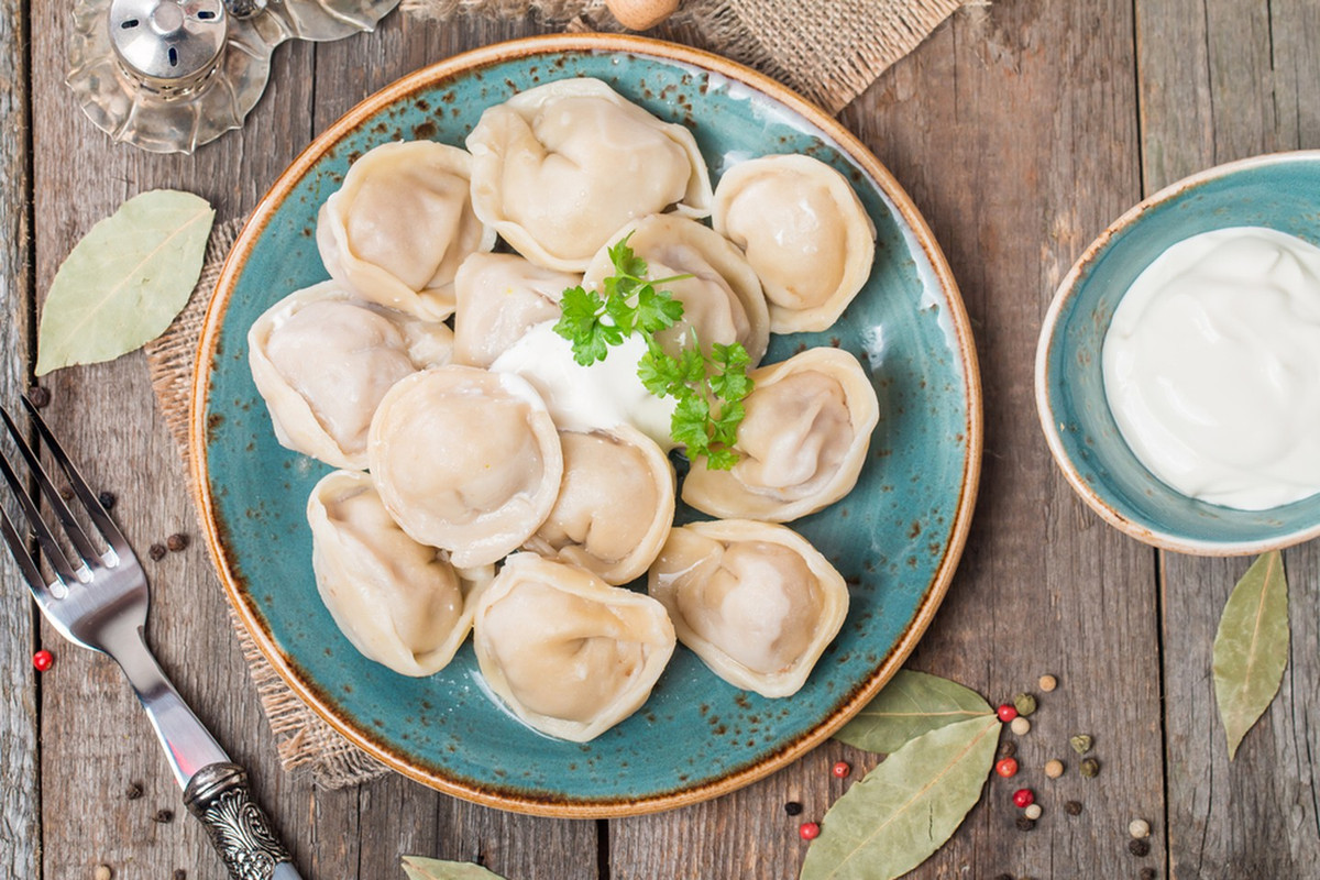 Pelmeni là loại bánh truyền thống ở Nga. Pelmeni thường được nhồi với thịt cừu, thịt lợn hoặc thịt bò hoặc cả ba loại kết hợp, ăn kèm kem chua. Ảnh: CT. 