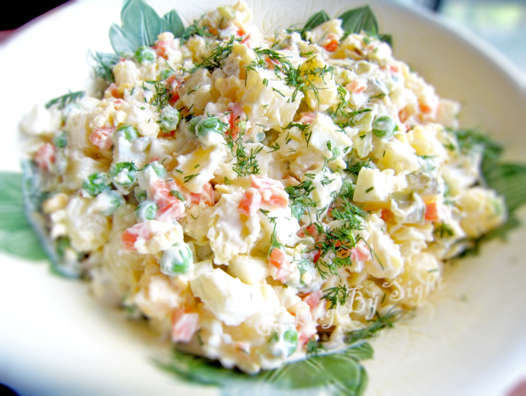 Món salad Nga bao gồm các thành phần như khoai tây, cà rốt, trứng, đậu, thịt gà hoặc thịt bò,...trộn với nước sốt. Ảnh: HC.
