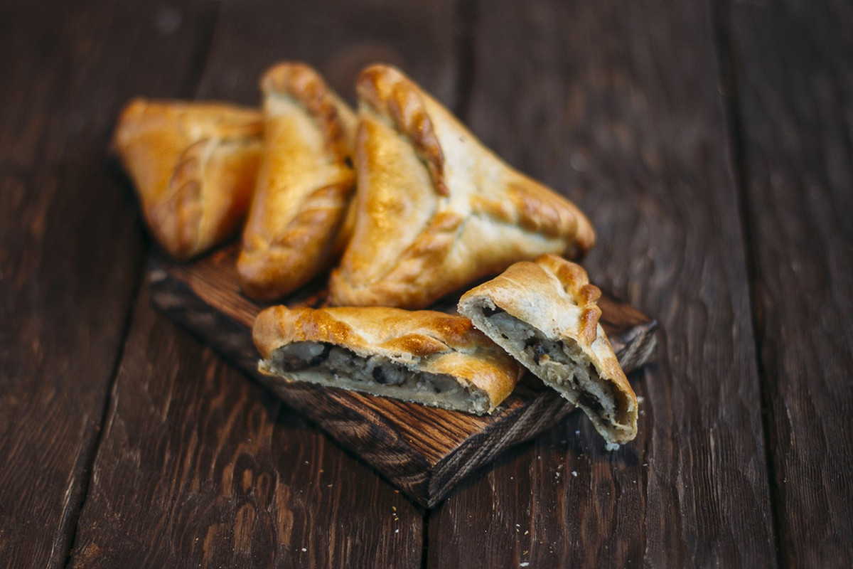 Pirozhki của Nga là những chiếc bánh nướng nhỏ áp chảo hoặc nướng trong lò, được nhồi với các loại nhân như thịt, cá, trứng hay khoai tây, bắp cải, nấm,... Ảnh: CT.