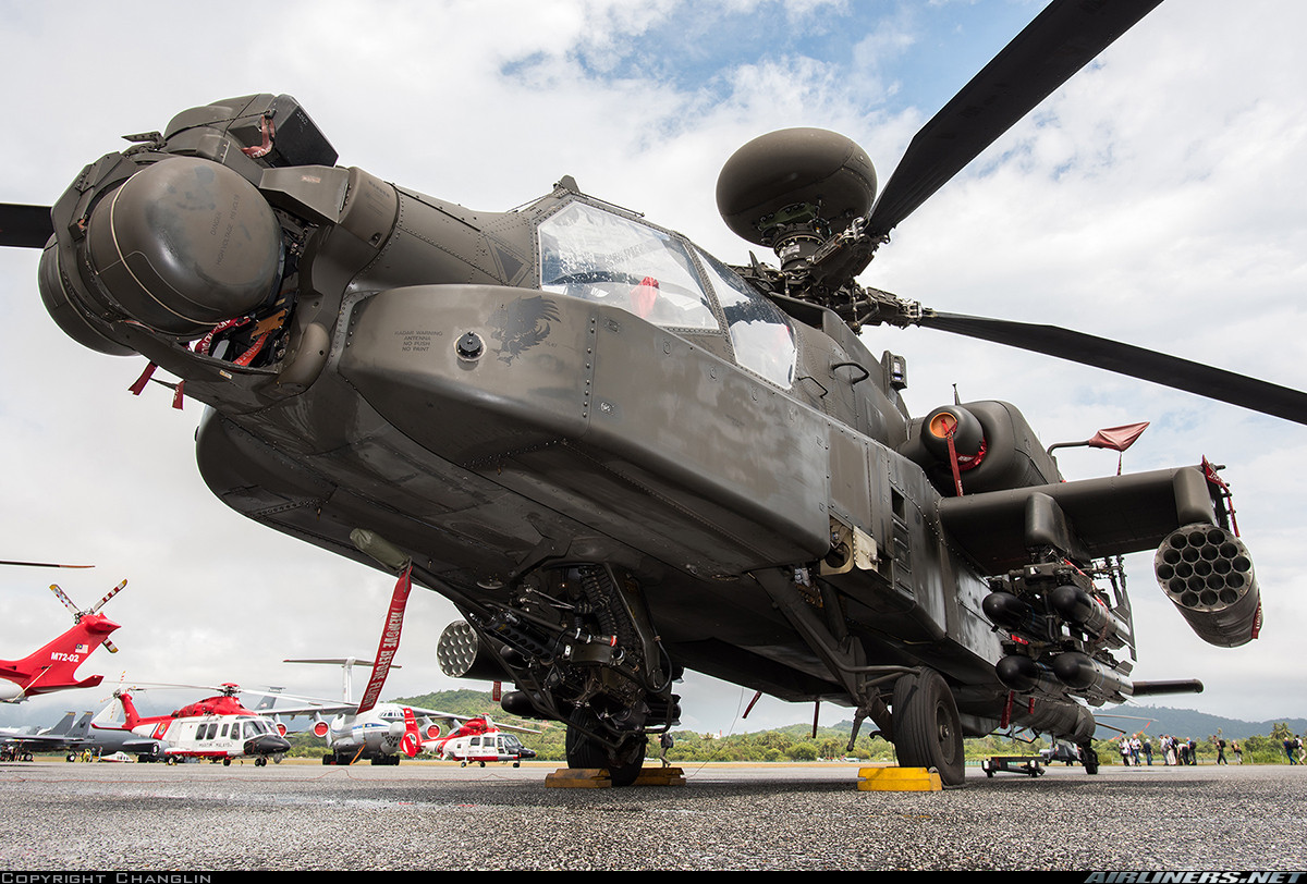 Về mặt vũ khí, không phải nghi ngờ gì về sức mạnh của AH-64D Apache. Phải nói rằng, nó rất mạnh, kho trang bị tên lửa, pháo, rocket của Apache đủ sức quét sạch mọi loại xe tăng hiện đại nhất, thiết giáp và cả bộ binh.... Nguồn ảnh: Airlines.net