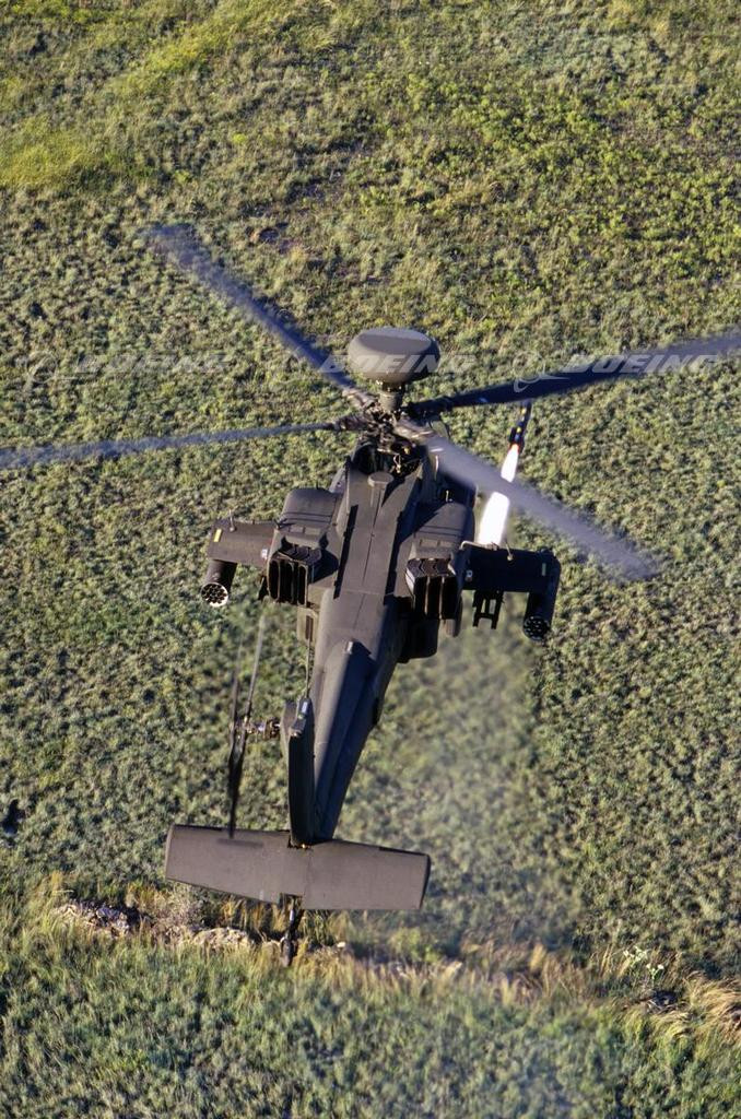 Trong ảnh, một chiếc AH-64D Apache đang phóng tên lửa chống tăng Hellfire có tầm bắn tới 8km, sử dụng công nghệ đầu dò radar sóng mm. Một chiếc Apache có thể mang tổng cộng 16 quả đạn loại này. Nguồn ảnh: Boeing Images