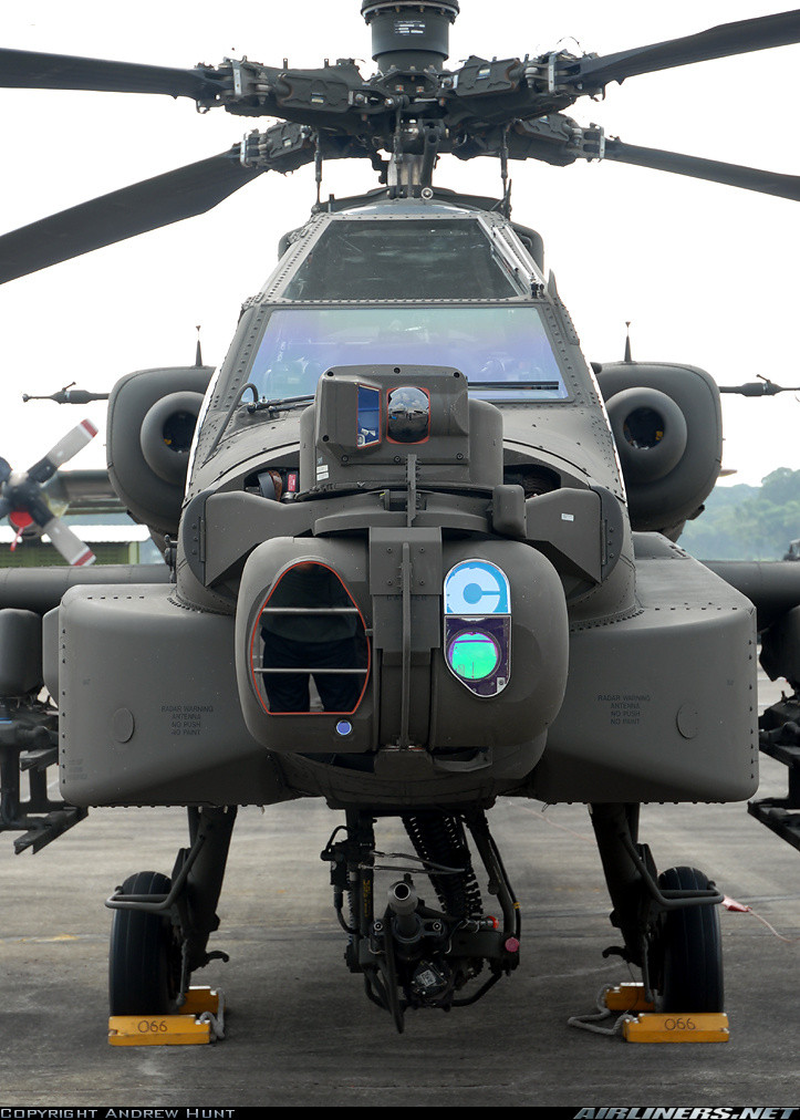 AH-64D Apache của Singapore được biết tới là sở hữu hệ thống điện tử cực kỳ tiên tiến, giúp phát hiện hiệu quả mọi mục tiêu dưới mặt đất, không chỉ xe tăng, thiết giáp mà là mọi thứ gồm cả con người… Ví dụ như hệ thống bám bắt - chỉ thị mục tiêu đặt ở đầu mũi hay radar Longbow đặt ở đỉnh cánh quạt chính máy bay có thể định vị tới 256 mục tiêu trong phạm vi 50km trong mọi điều kiện thời tiết.... Nguồn ảnh: Airlines.net