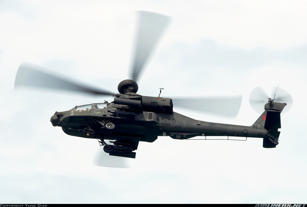 Với tốc độ của một chiếc trực thăng chỉ khoảng 200-300km/h, sẽ là thuận tiện khi cần đảm bảo an ninh từ trên không. Với Apache, nó như “con mắt thần” nhìn từ trên xuống dưới, lôi tuột mọi mối nguy hiểm đang ẩn nấp đâu đó hay các mục tiêu khả nghi ra “ánh sáng”. Không cần phải sử dụng tới vũ khí hạng nặng, chỉ cần tìm ra được mối nguy là đủ để “chỉ điểm” cho an ninh mặt đất khống chế. Nguồn ảnh: Airlines.net