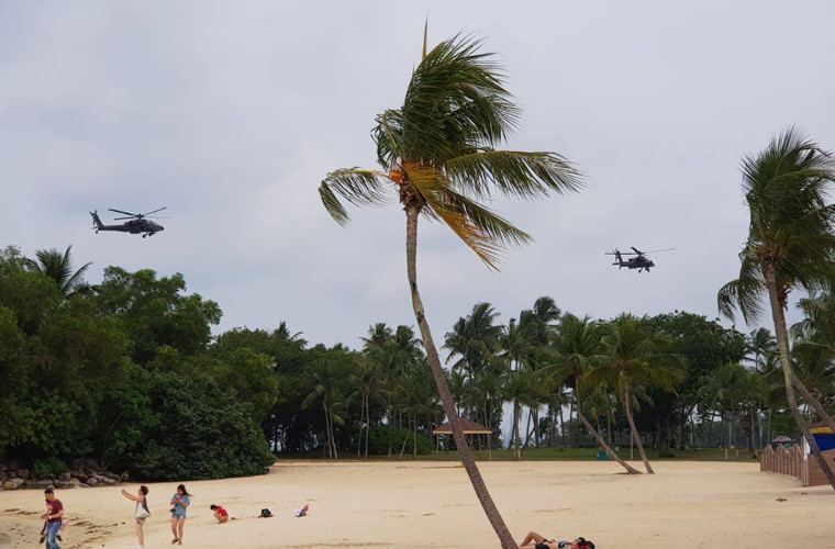 Hiện chưa rõ Singapore huy động bao nhiêu nhân viên an ninh và trang bị cho sự kiện lịch sử này. Tuy nhiên, hình ảnh được tờ Strait Times cung cấp cho thấy xem ra nhà nước Singapore đã triển khai số lượng không hề nhỏ các trang bị vũ khí gồm cả loại hạng nặng như trực thăng tấn công Apache. Nguồn ảnh: Strait Times
