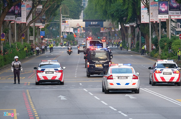 "Cả thế giới đang dõi theo cuộc gặp lịch sử giữa Triều Tiên và Mỹ, nhưng nhờ có sự chuẩn bị chu đáo của Singapore, chúng tôi mới có thể hoàn tất công tác chuẩn bị cho cuộc gặp lịch sử. Tôi thật sự cảm ơn ngài vì điều đó", nhà lãnh đạo Triều Tiên nói với thủ tướng Singapore thông qua phiên dịch viên. Trong ảnh, đoàn xe cảnh sát Singapore hộ tống đoàn xe của nhà lãnh đạo Kim Jong Un. Nguồn ảnh: Zing