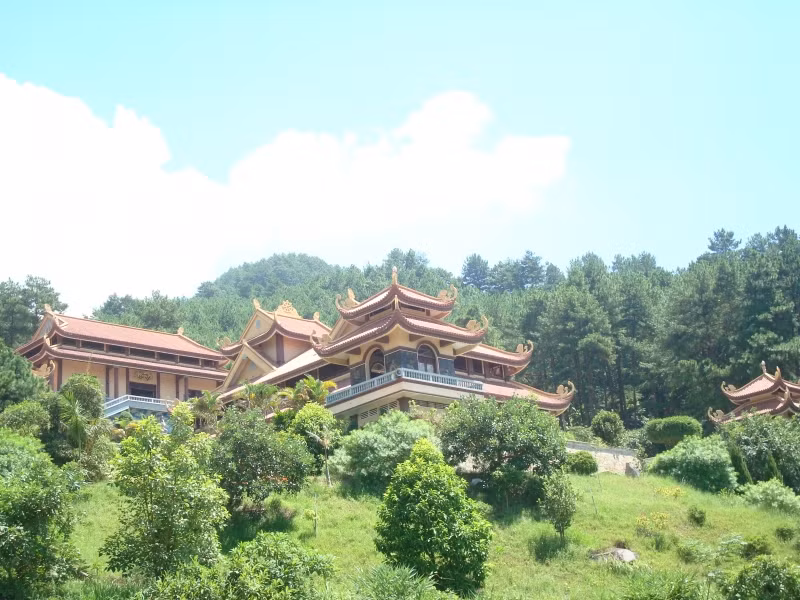  Thiền viện trúc lâm Tây Thiên: Với diện tích khoảng 148ha, quần thể di tích Tây Thiên nằm trong một vùng đa dạng sinh học với gần 500 loài thực vật và 300 loài động vật, trong đó có nhiều loài quý hiếm. Tại Tây Thiên có những cây thông đã sống đến ngàn năm tuổi, kiêu hãnh vươn mình và tỏa bóng xuống những lối đi quanh co trong rừng.