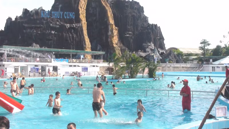  Thiên đường Bảo Sơn (Hoài Đức - Hà Nội): Chỉ cách Trung tâm hội nghị Quốc gia 6km, dọc theo Đại lộ Thăng Long, Thiên đường Bảo Sơn là địa điểm đáng được lựa chọn cho dịp mừng 2/9. Đây là khu giải trí tổng hợp, có rất nhiều trò chơi và cảnh quan sinh động, đa dạng cho sự trải nghiệm và tham quan.