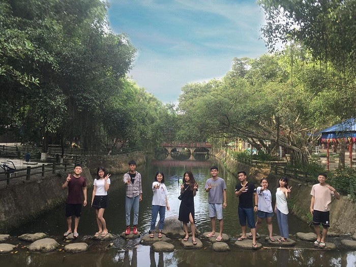 Tới khu du lịch Ao Vua bạn sẽ được chiêm ngưỡng vẻ đẹp hoang sơ của núi rừng tự nhiên, hòa mình vào khung cảnh thơ mộng hữu tình của thiên nhiên. Ao Vua được xem là một địa điểm du lịch Hà Nội vào những ngày cuối tuần. Khu du lịch Ao Vua mở cửa cả năm, nếu như bạn để ghé thăm Ao Vua là vào những tháng mùa hè, khi thời tiết oi bức thiên nhiên tươi đẹp nơi đây chắc chắn sẽ cho bạn cảm giác mát lạnh tuyệt vời.